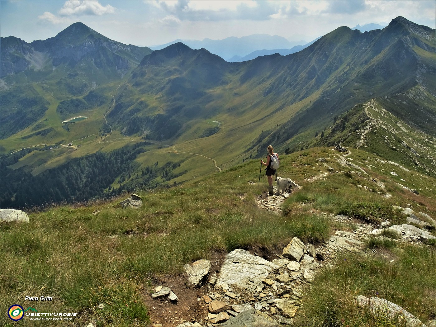 61 In lunga panoramica discesa da Cima (2348 m) a Passo di Lemma (2137 m).JPG